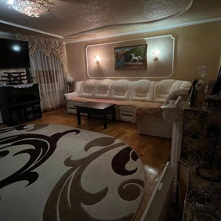 Просторі Та Комфортні Апартаменти «Д.І.М.» Камианец-Подилский Екстериор снимка